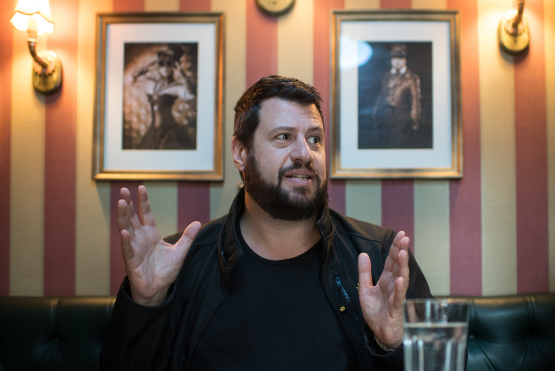 Puzsér Róbert nekiment Magyar Péternek: „Ne röhögő emojikkal reagáljon az ország új ura!” – a fideszes propaganda átvétele miatt szerinte a NER reflexeit másolja a miniszterelnök