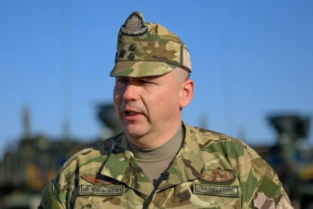 Lopott repülő száguldott a paksi erőmű felé: Ruszin-Szendi Romulusz elárulta, hogyan zárták le a drámát a Gripenek