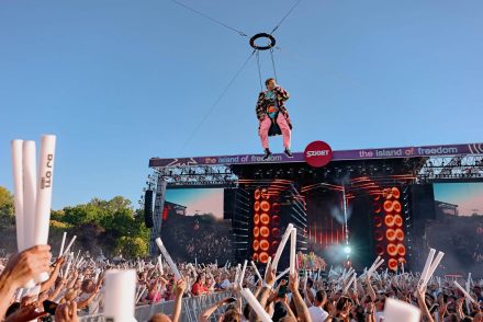Az OMSZ vizsgálódik Sebestyén „DJ OTI” Balázs bulija miatt, bedrogoztak többeket: „Ott feküdtem a betonon”