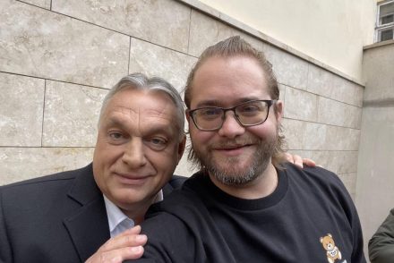 A megafonos Trombitás Kristóf nekiment Mészárosnak és Tiborcznak: „Lumpen geci” – az 1604 milliárdos vagyont kéri számon, miután sokkoltak a mandineres felmondások
