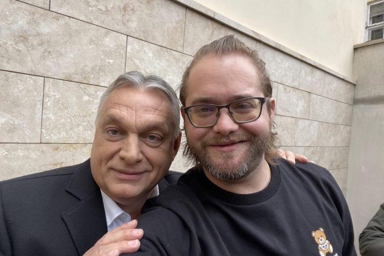 A megafonos Trombitás Kristóf nekiment Mészárosnak és Tiborcznak: „Lumpen geci” – az 1604 milliárdos vagyont kéri számon, miután sokkoltak a mandineres felmondások