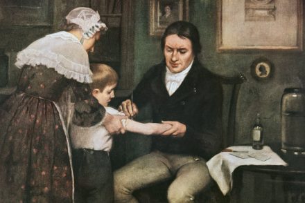 A tehenészlányok titkát kutatta az orvos: Edward Jenner ezért oltott be egy kisfiút a halálos kór ellen