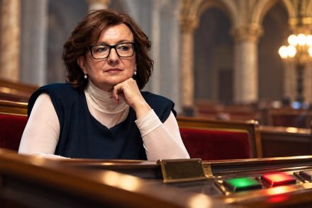 Schummer Orsolya átnyúlt a szomszéd székhez a parlamenti szavazás alatt: lemondást követelnek és a Házbizottságot hívják össze