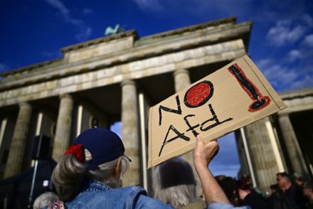 Utcára vonultak Berlinben az Alternatíva Németországnak győzelme miatt: a Brandenburgi kapunál reagáltak a tartományi áttörésre
