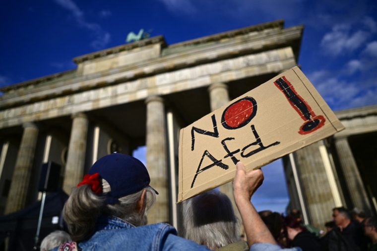 Utcára vonultak Berlinben az Alternatíva Németországnak győzelme miatt: a Brandenburgi kapunál reagáltak a tartományi áttörésre