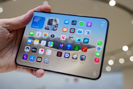 Bemutatta első hajtogatható telefonját az Apple: a legdrágább modellért 1,5 millió forintot kérnek