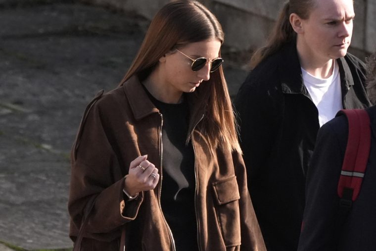 Bűnösnek találták a 16 éves diákját behálózó Bronwen Jamest: a tiltott tanár diák viszony miatt hoztak ítéletet