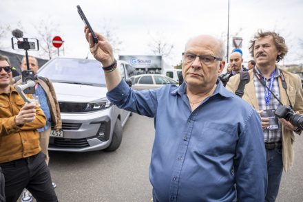 Biztonsági őrökkel dobták ki a köztévéből, most a KDNP parlamenti páholyában bukkant fel Császár Attila