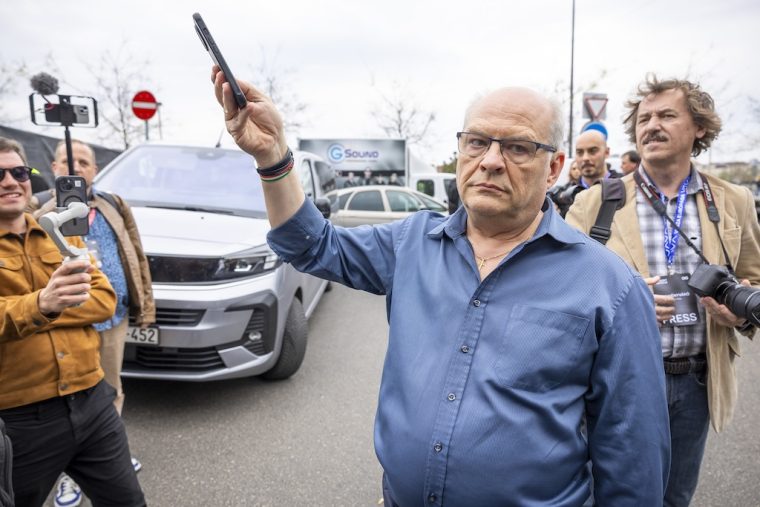 Biztonsági őrökkel dobták ki a köztévéből, most a KDNP parlamenti páholyában bukkant fel Császár Attila