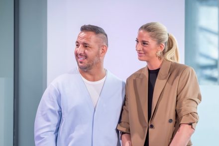 Curtis egy kivágott kosárlabdával a fején jelent meg a vb-n: felesége a pályán küzdött a továbbjutásért