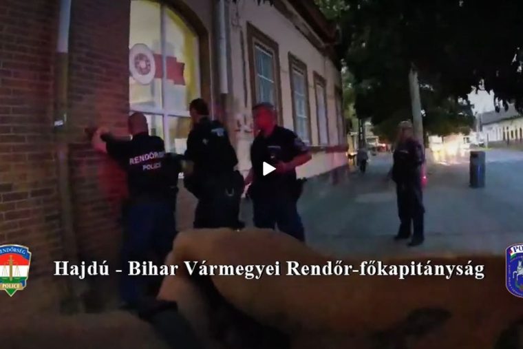 Hidegvérrel társalgott a bíróságon a debreceni késelés gyanúsítottja: önvédelemre hivatkozik a 23 éves pincér gyilkosa