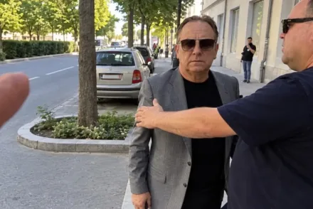 „Menj a picsába” – Fásy Ádám nekiment a kamerásnak Kecskeméten, miközben feleségét vezetőszáron vitték a bíróságra