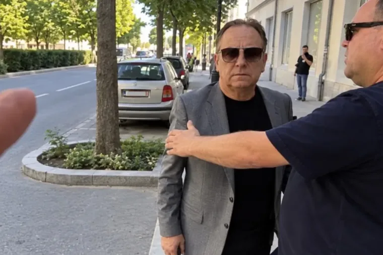 „Menj a picsába” – Fásy Ádám nekiment a kamerásnak Kecskeméten, miközben feleségét vezetőszáron vitték a bíróságra