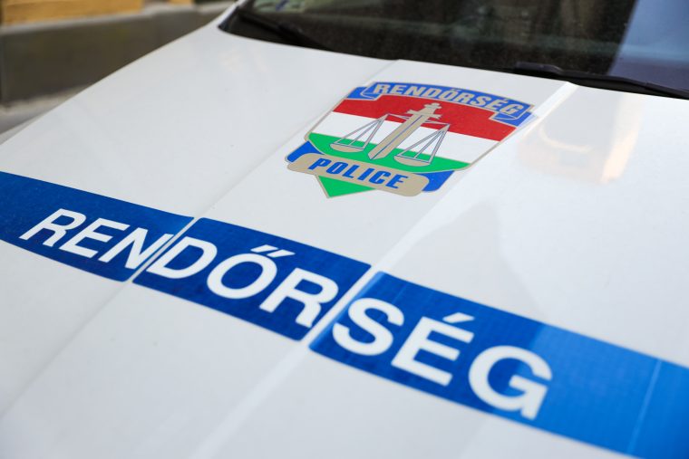 Konyhakéssel támadt fiára a győri apa a vita során: őrizetbe vették a helyszínen elfogott férfit