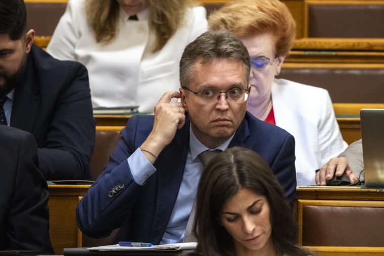 „Amikor közlik, hogy hova kell mennem, oda megyek” – őrizetbe vették Hankó Balázst a NAV épületénél