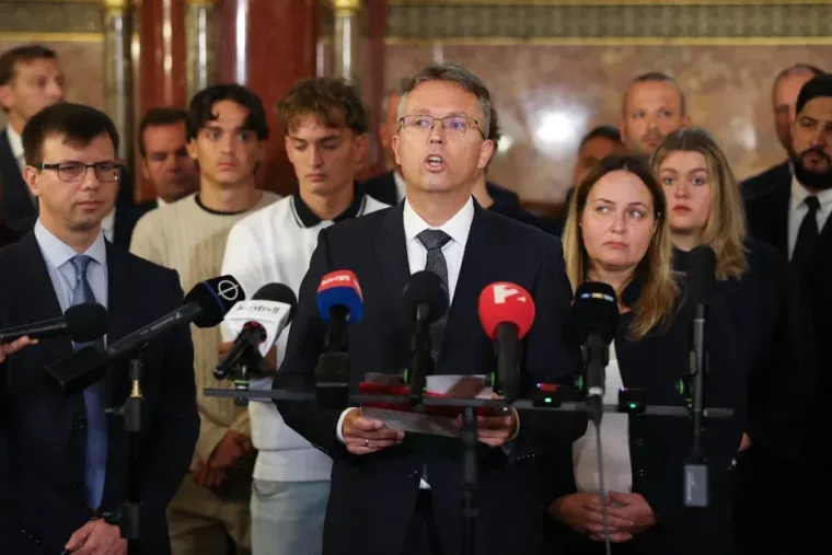 „Nem fogok elszökni” – Hankó Balázs a Parlamentben várja a hatósági lépéseket a mentelmi joga felfüggesztése után