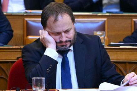 „Kénytelen vagyok elszomorítani a miniszterelnököt” – Kármán András keményen visszaszólt Orbán Viktor kötcsei értékelésére