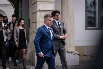 Hogyan reagált Magyar Péter a Terror Háza előtti Fidesz-tüntetésre, és milyen számokkal gúnyolta ki a tömeget?
