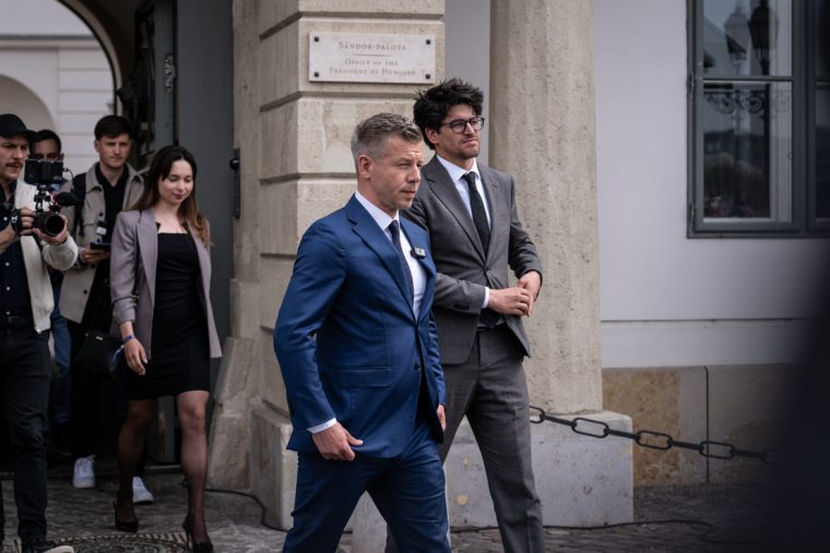 Hogyan reagált Magyar Péter a Terror Háza előtti Fidesz-tüntetésre, és milyen számokkal gúnyolta ki a tömeget?