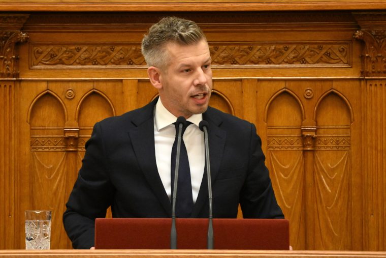 Magyar Péter maga kérte mentelmi joga felfüggesztését, majd váratlan feljelentéssel vágott vissza a Házban