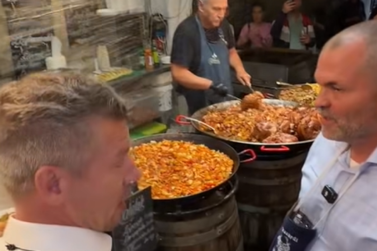 Borral öntötték le Magyar Pétert a szekszárdi fesztiválon: azonnal közbelépett a biztonsági szolgálat