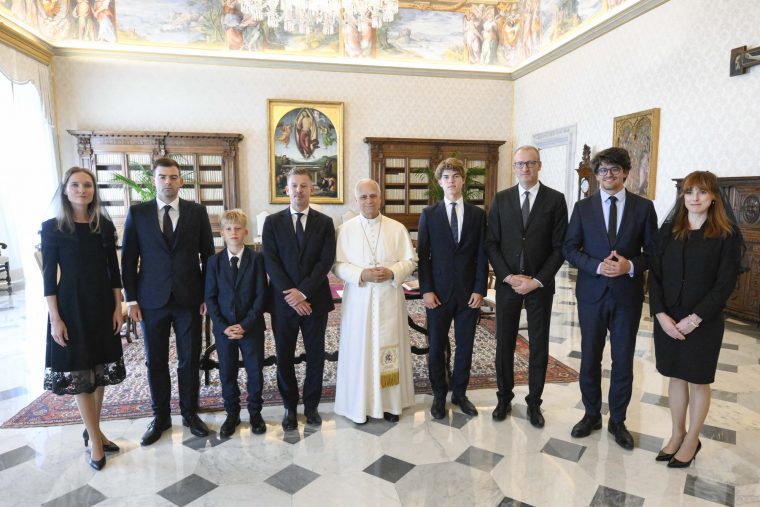 „A látogatásra két fiam is elkísér” – Magyar Péter XIV. Leó pápánál járt a fiaival a Vatikánban