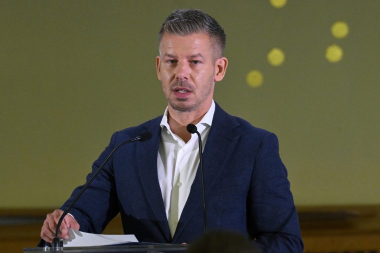 Magyar Péter videóban üzent Mészáros Lőrincnak: „Nincs menekvés, megadom a számlaszámom”