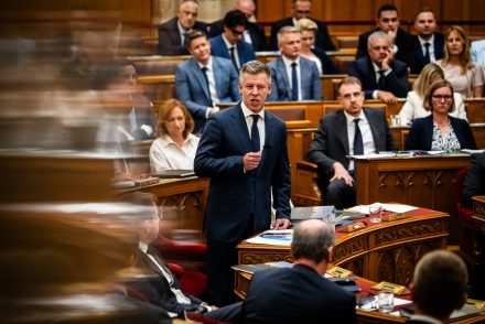 Kiderült, mi maradt ki a közvetítésből: a parlamenti jegyzőkönyvek őrzik a Magyar Péter elleni legdurvább bekiabálásokat
