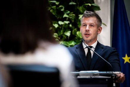 10 százalékos emelést jelentett be Magyar Péter: elszabadultak az indulatok a rokkantsági ellátás miatt