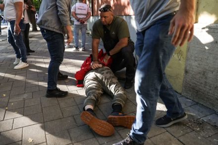 Magyar Pétert próbálták megdobni a szolnoki fórumán, ám a biztonságiak nem haboztak