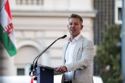 Tojással vették célba Magyar Pétert a szolnoki fórumon, a politikus szokatlan tanácsot adott a háttérből irányítóknak