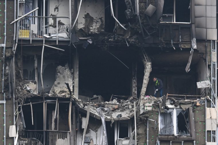 Lángokban állt a moszkvai olajfinomító az orosz választás hajnalán, miközben drónok százai lépték át a fővárosi légteret