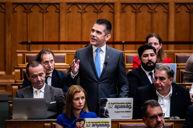 Novák Előd terve, hogy kicsinálja a Fideszt, meg akarja előzni: a volt kormánypárt 30 éves receptjével törne élre a Mi Hazánk