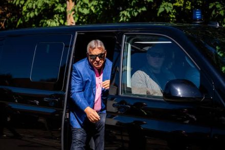 orban viktor kek villogo auto