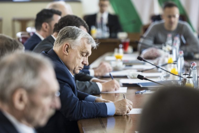 Nyilvánosságra kerültek az Orbán-kormányok titkos határozatai: 65 milliárd forintnyi megrendelés rajzolódik ki