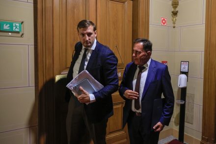 Felfüggesztette a parlament Pócs János, Panyi Miklós és Kocsis Máté mentelmi jogát: egy nyári sajtótájékoztató miatt kell bíróság elé állniuk