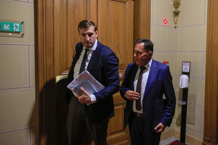 Felfüggesztette a parlament Pócs János, Panyi Miklós és Kocsis Máté mentelmi jogát: egy nyári sajtótájékoztató miatt kell bíróság elé állniuk