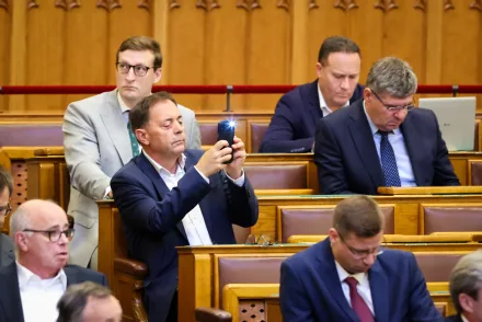 Magyar Péter észrevette, hogy Pócs János suttyomban mit csinál: „Azt hiszi, ez a dolga”