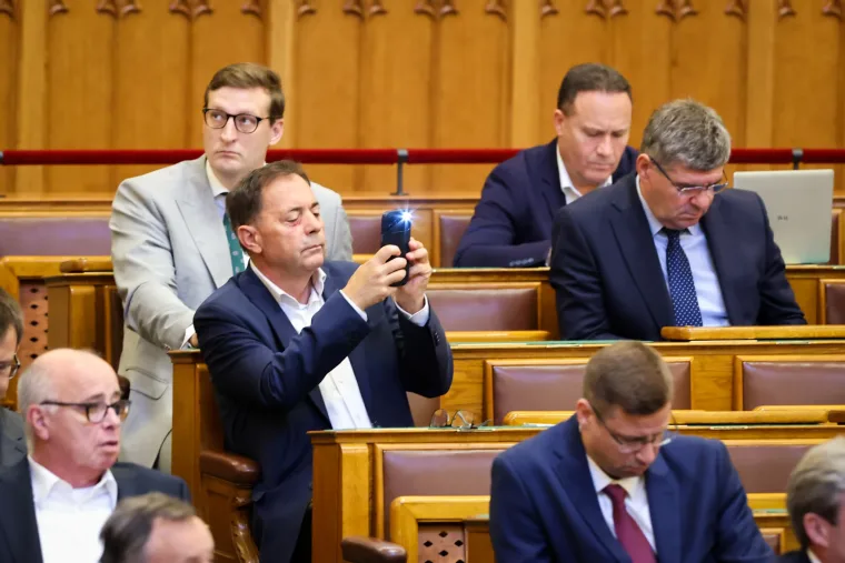 Magyar Péter észrevette, hogy Pócs János suttyomban mit csinál: „Azt hiszi, ez a dolga”