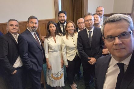 Takács Péter fotóval állítja: Hankó Balázs nem menekül, a frakcióirodán várja a hatóságokat