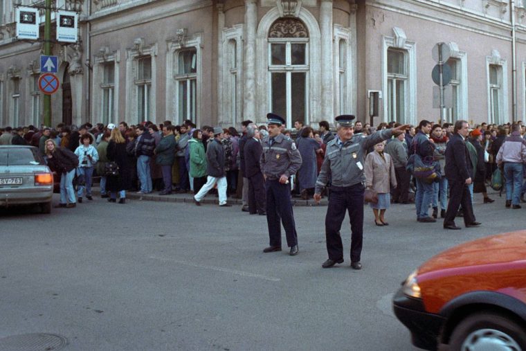 A Postabank VIP-listája és a titkos hitelek: hogyan kötelezte el a bank a ’90-es évek politikai elitjét?