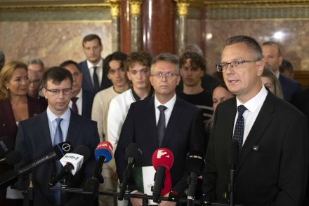 Rétvári Bence kiállt a gyanúba kevedett exminiszterekért, miután a parlament felfüggesztette a mentelmi jogukat