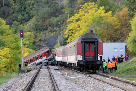 Sokolniki Suche határában borult fel az InterCity: betonkeverő hajtott a 120 utast szállító szerelvény elé