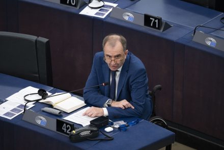 Hogyan lett Szekeres Pál új fideszes képviselő Lázár János lemondása után? A kettős csere és a lista háttere