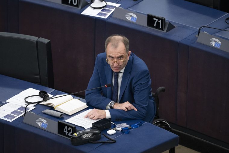 Hogyan lett Szekeres Pál új fideszes képviselő Lázár János lemondása után? A kettős csere és a lista háttere