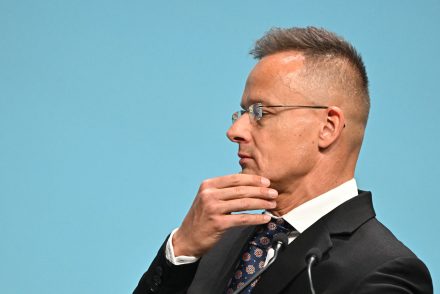 Feketén-fehéren dokumentálták a milliárdos túlárazást a covidtesztekért Szijjártóék, de nem érdekelte őket