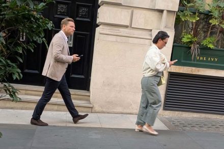 Orbán Ráhelt és Tiborcz Istvánt Londonban magyar rendszámú luxusterepjáróból kiszállva fotózták le