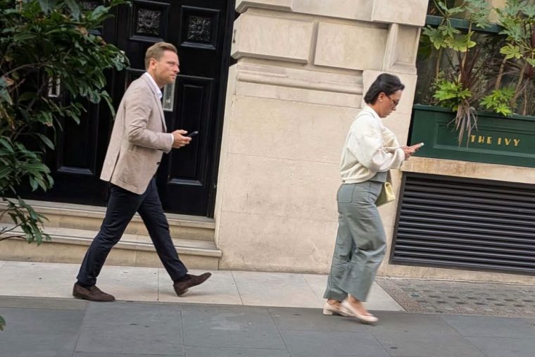 Magyar rendszámú luxusterepjáróból kiszállva fotózták le Orbán Ráhelt és Tiborcz Istvánt Londonban