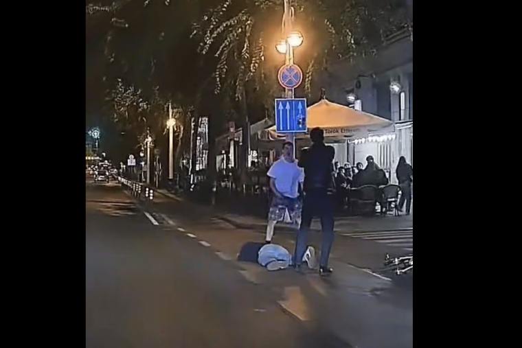 Semmi előzménye nem volt, mégis eszméletlenre vertek egy férfit a Vígszínháznál, de a kameravideó körüli rejtélyre csak most derült fény