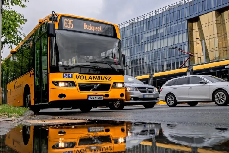 Több mint 600 túlárazott busz miatt csaptak le a nyomozók: ezért állították elő Jellinek Dánielt és Szivek Norbertet a Volánbusz-ügyben